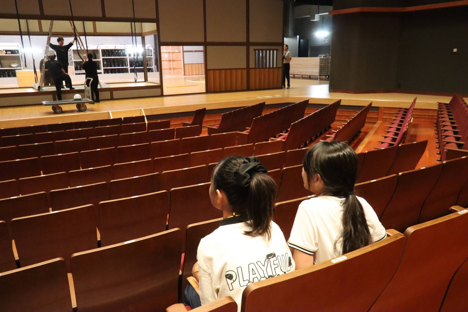 寄席囲いを建てるようすを見学する朋禾さんと愛純さん