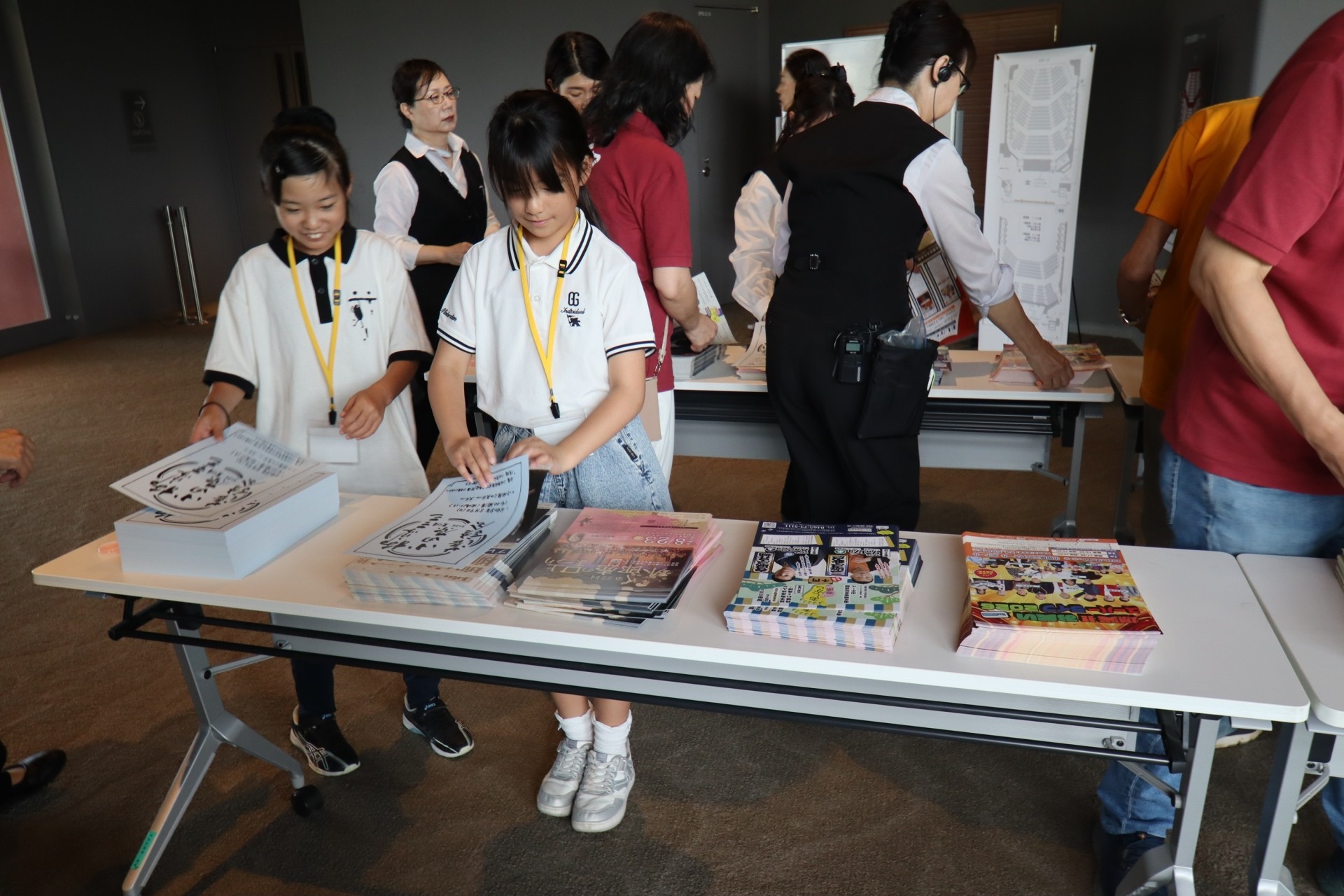 チラシの折り込み作業を体験するふたり